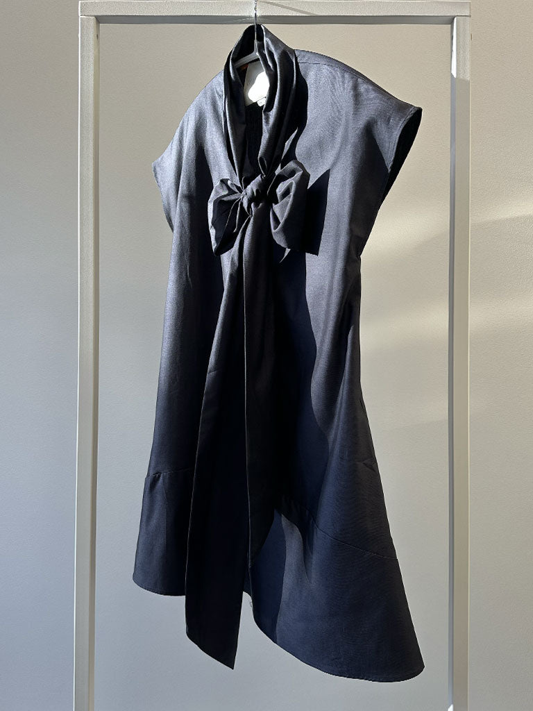 Kort Mørkegrå Festkjole med Stor Sløjfe – LUVIA DRESS