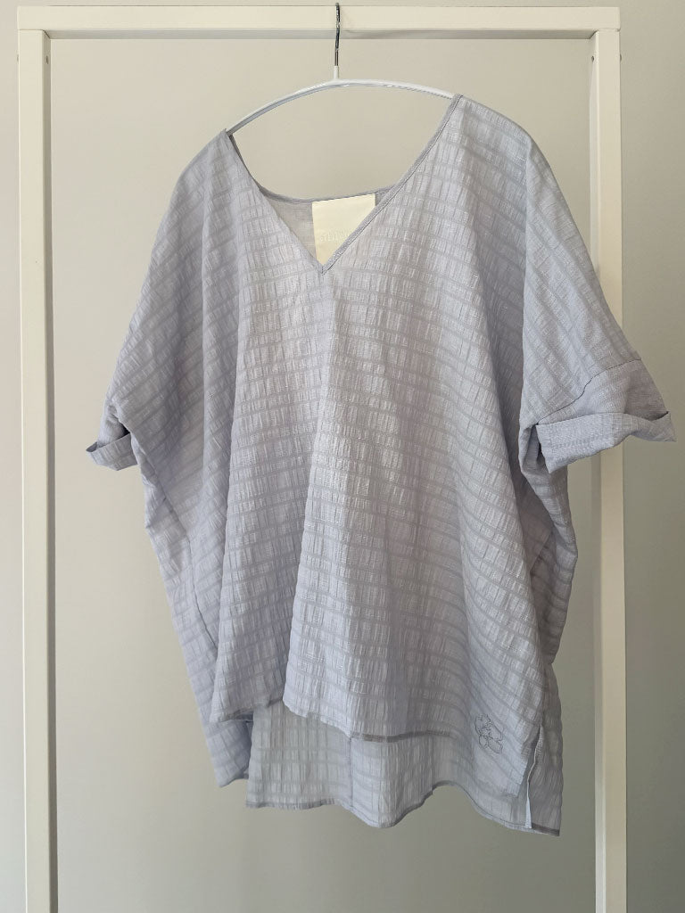 Grey V-Neck Top in Lightweight Seersucker – MAVI TOP