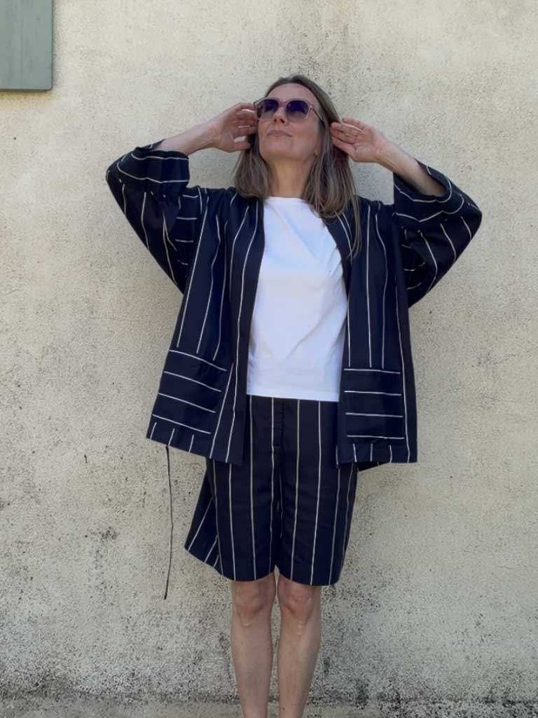 Mørkeblå Pinstripe Shorts i Tencel med Lige Ben – SARA SHORTS