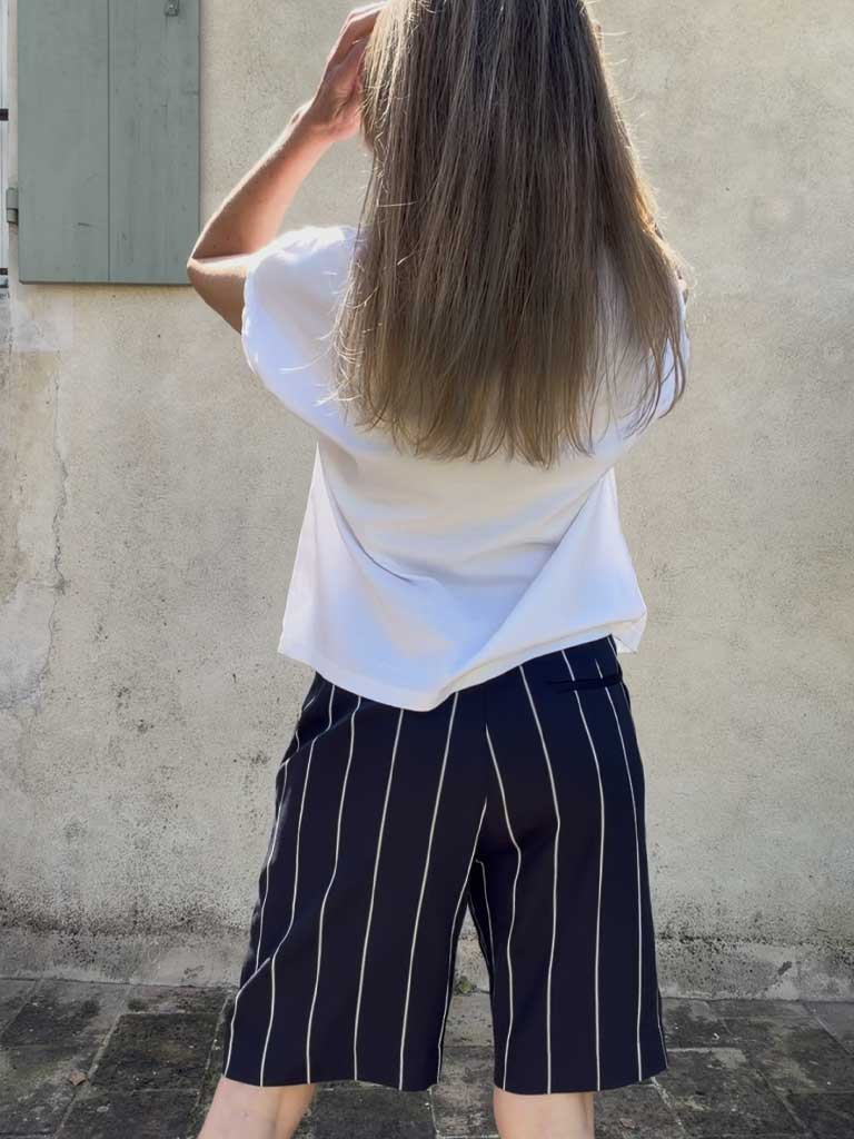 Mørkeblå Pinstripe Shorts i Tencel med Lige Ben – SARA SHORTS