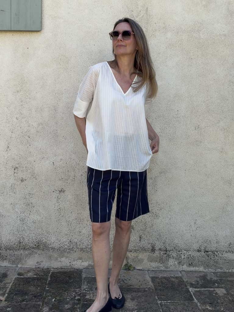 Mørkeblå Pinstripe Shorts i Tencel med Lige Ben – SARA SHORTS