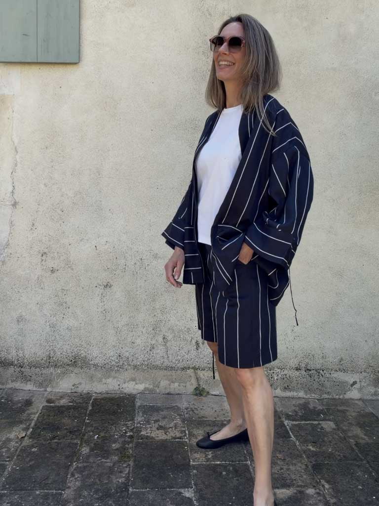 Mørkeblå Pinstripe Shorts i Tencel med Lige Ben – SARA SHORTS