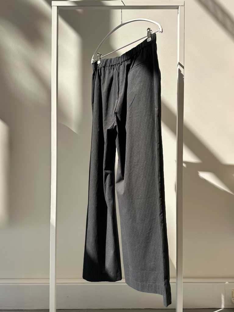 Mørkegrå bukser med Grøn Pinstripe - SARA PANTS