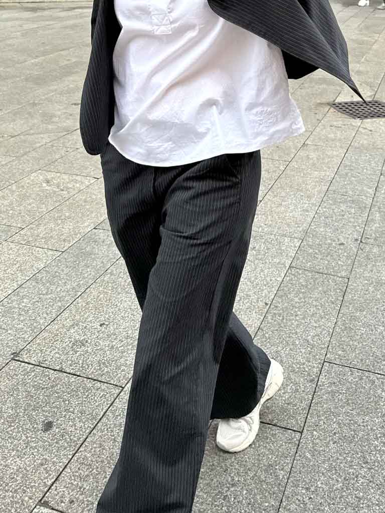 Mørkegrå bukser med Grøn Pinstripe - SARA PANTS