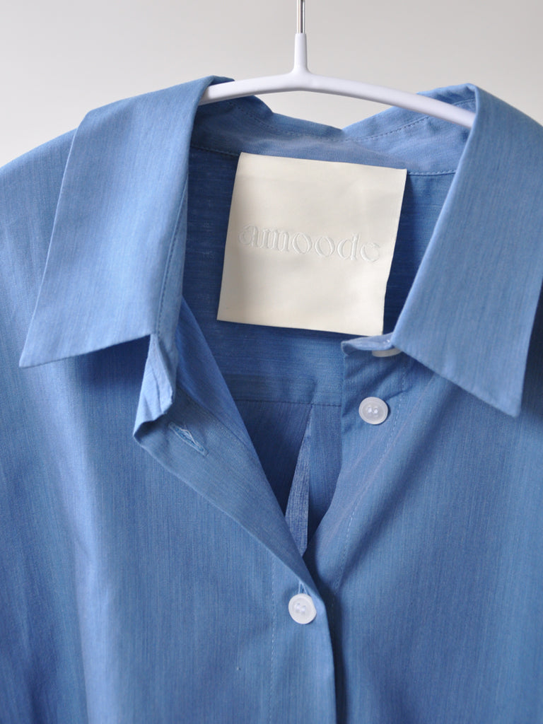 Collar closeup of Ane shirt in blue