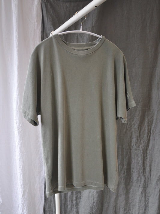 Front of Avio tee in army green