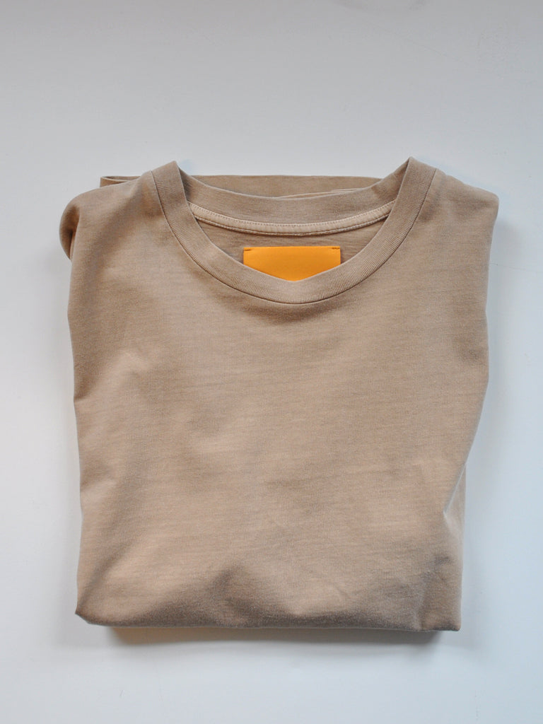 Avio tee in soft beige folded