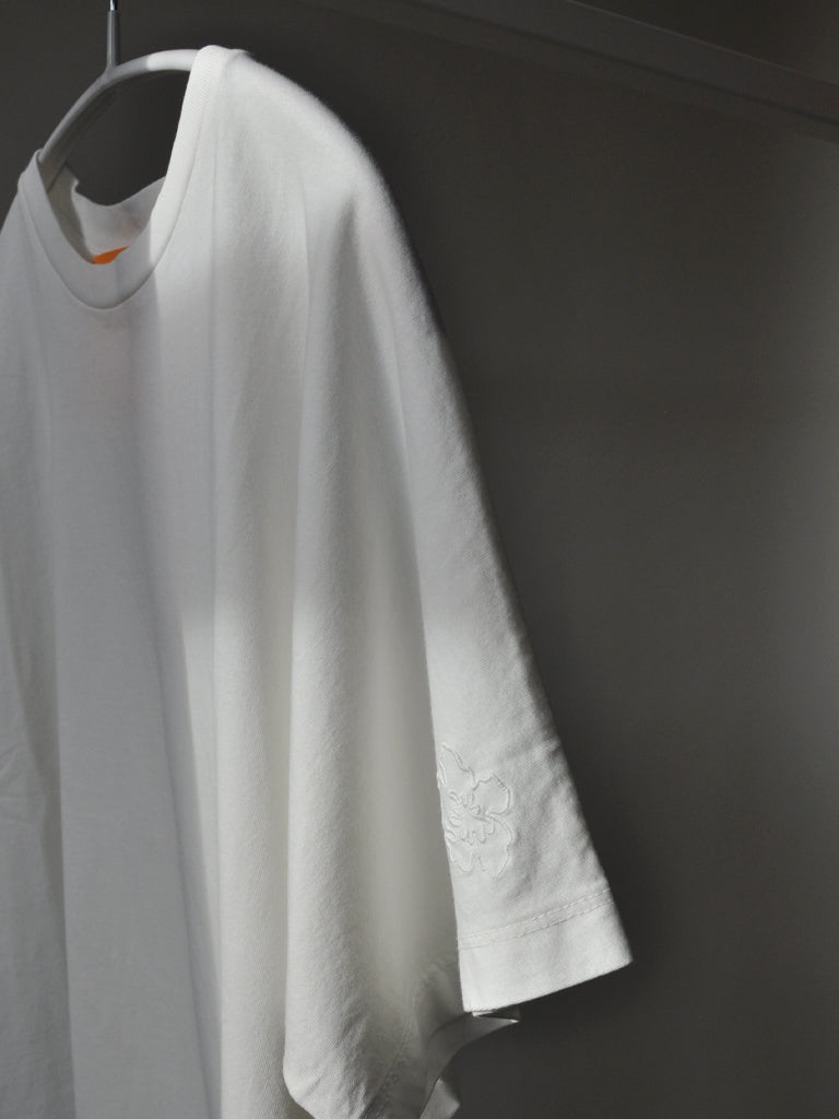 Closeup of Avio tee in soft white