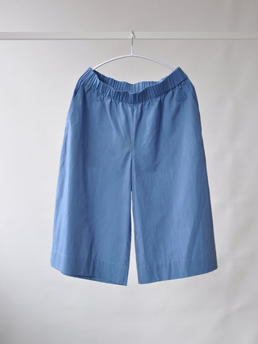 Front of Elisa bermuda shorts in blue