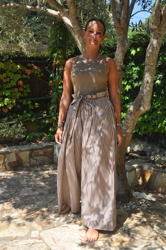 Ami pants in beige stripes with loose and voluminous design